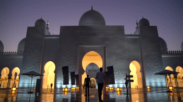 Turistas Sheikh Zayed Grande Mesquita — Vídeo de Stock