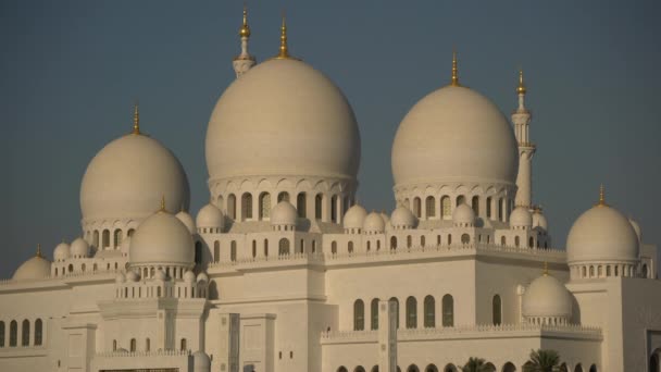 Die Kuppeln Der Scheich Zayed Moschee — Stockvideo