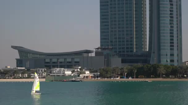 海岸沿いのボートと建物 — ストック動画
