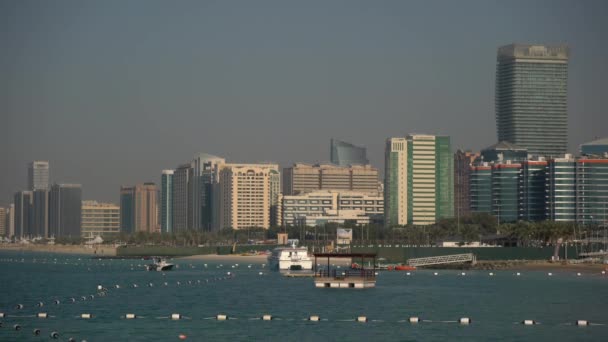Buildings Seashore Abu Dhabi — Vídeo de stock