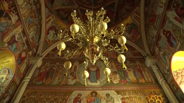Золотая Люстра Монастыре Путна — стоковое видео