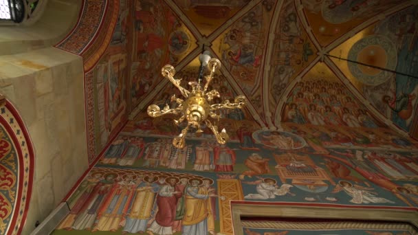 Wandmalereien Und Ein Kronleuchter Putna Kloster — Stockvideo