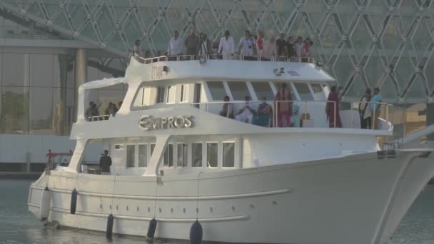 Empros Boot Mit Touristen — Stockvideo