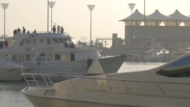 Empros Barco Yas Marina Abu Dhabi — Vídeo de stock