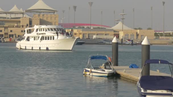 Emprós Barco Vela Yas Marina Abu Dhabi — Vídeo de Stock