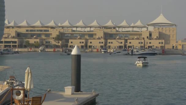 Kleine Boten Drijvend Yas Marina Abu Dhabi — Stockvideo