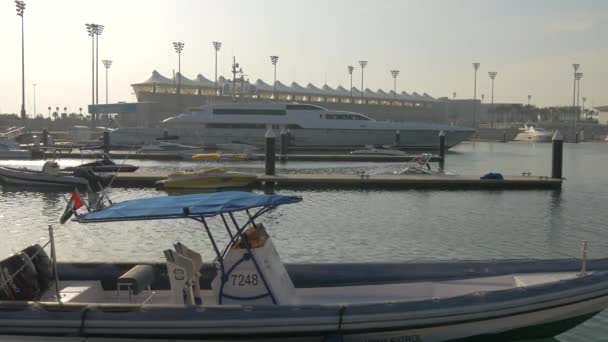 Stor Båt Yas Marina Abu Dhabi — Stockvideo