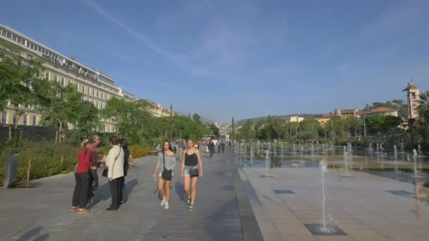 Mensen Die Door Waterstralen Lopen — Stockvideo