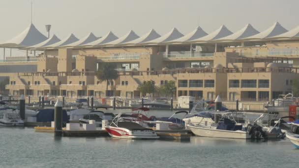 Puerto Yas Marina Con Barcos — Vídeos de Stock