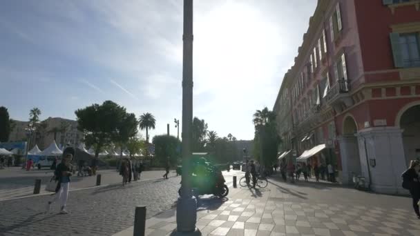 Una Acera Junto Una Calle Empedrada — Vídeos de Stock