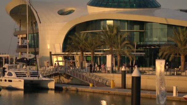 Vista Inclinada Del Centro Comercial Marina Abu Dhabi — Vídeos de Stock