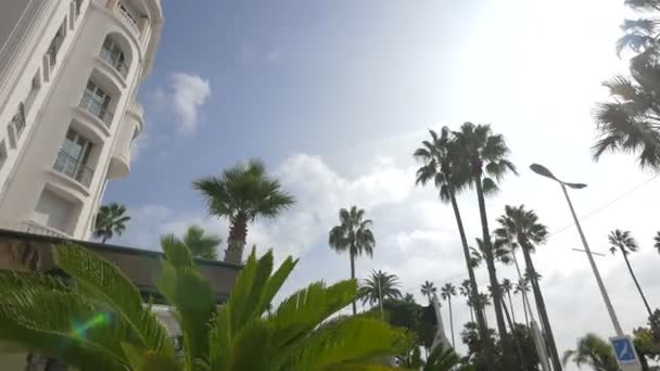 威严大酒店和古奇商店的低角 — 图库视频影像
