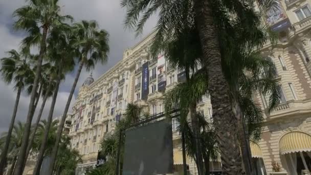Carlton Hotel Detrás Una Pantalla Publicitaria — Vídeo de stock