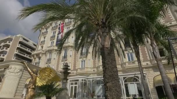 Carlton Oteli Nin Yanındaki Melek Heykeli Palmiye Ağaçları — Stok video