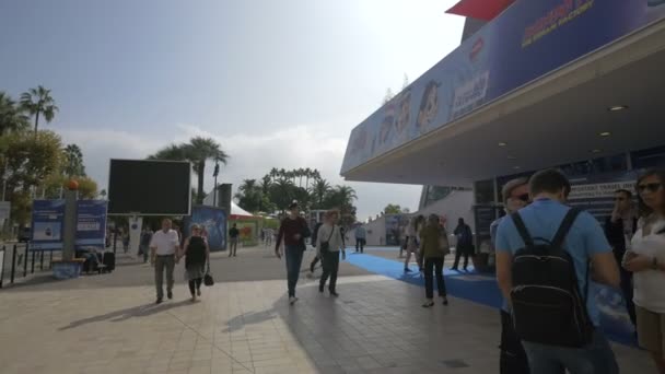 Palais Des Festivals Promenade Met Mensen — Stockvideo