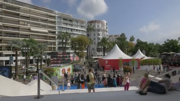 Mensen Die Het Palais Des Festivals Promenade Bezoeken — Stockvideo