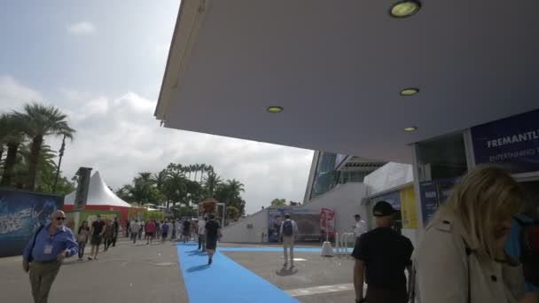 Pessoas Caminhando Pelo Palais Des Festivals — Vídeo de Stock