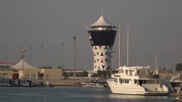 Белая Лодка Возле Marina Mall Абу Даби — стоковое видео