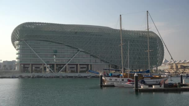 Barcos Cerca Del Edificio Yas Marina — Vídeos de Stock