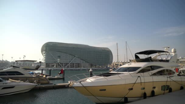 Yachts Yas Marina Building Abu Dhabi — Stockvideo