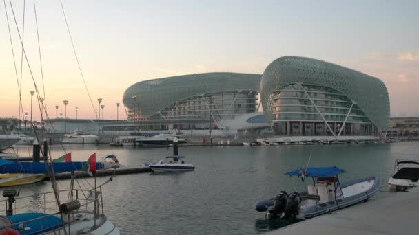 Barcos Cerca Del Edificio Yas Marina Abu Dhabi — Vídeos de Stock