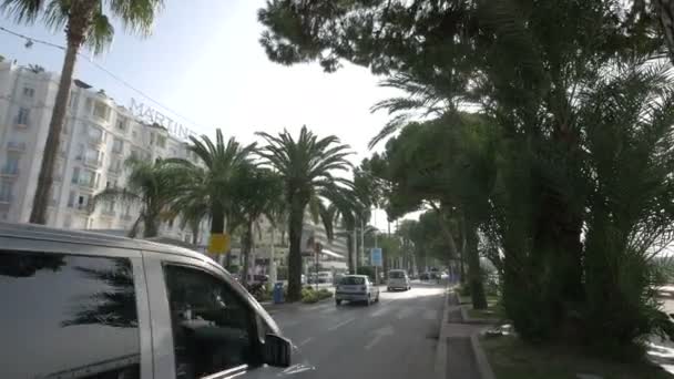 Autofahrt Auf Dem Boulevard Croisette Der Nähe Eines Hotels — Stockvideo