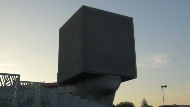 Square Head Sculpture — Vídeo de Stock