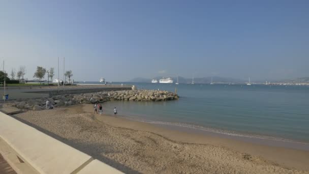 Mensen Het Strand Buurt Van Breakwater Stenen — Stockvideo