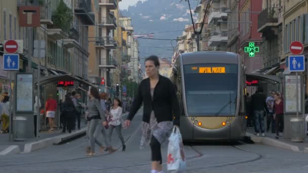 Trem Estacionário Uma Rua Cidade — Vídeo de Stock