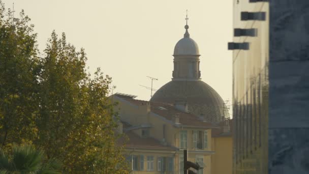 Koepel Van Een Kerk Gezien Achter Gebouwen — Stockvideo