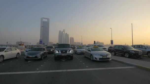 Estacionamento Perto Arranha Céus Abu Dhabi — Vídeo de Stock