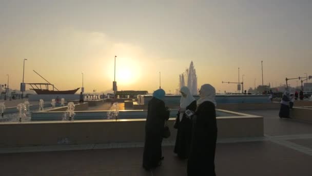 Kobiety Relaksujące Się Przy Fontannie Abu Dhabi — Wideo stockowe