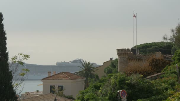 Seitenansicht Des Old Castre Tower Und Eines Gebäudes — Stockvideo