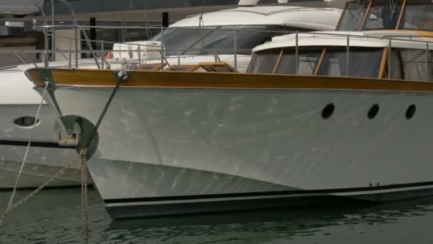 Vatten Reflekterar Yacht — Stockvideo