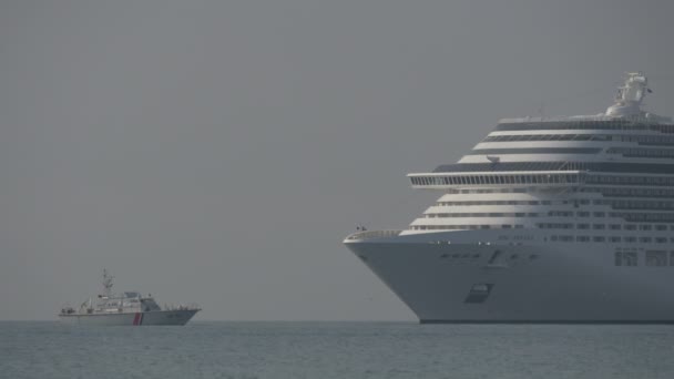 Pequeno Barco Frente Grande Navio Cruzeiro Msc — Vídeo de Stock