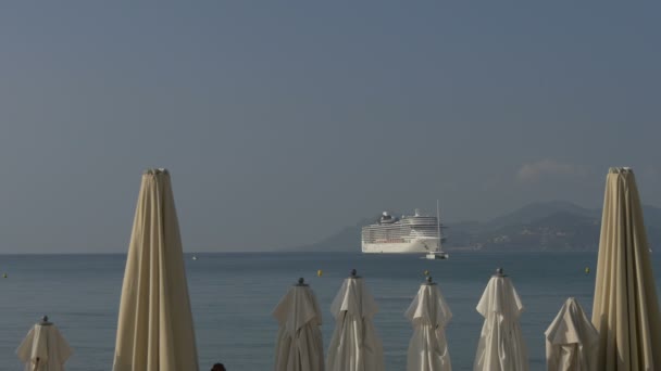 Cruise Liner Set Bag Strandparaplyer – Stock-video
