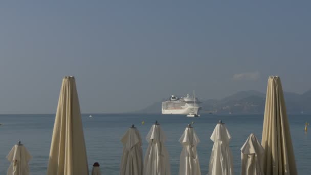 Crucero Visto Detrás Sombrillas Playa — Vídeo de stock