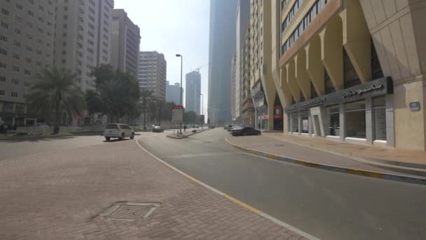Tráfico Abu Dhabi — Vídeos de Stock