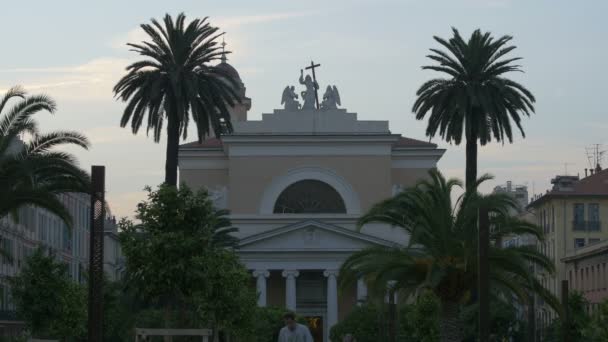 Árboles Frente Una Iglesia — Vídeos de Stock