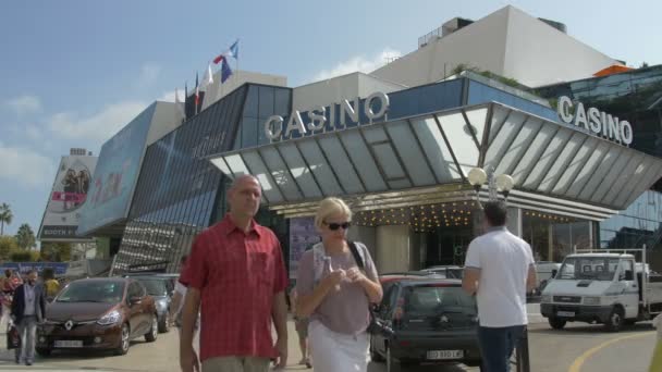 Touristen Spazieren Casino Palais Des Festivals Vorbei — Stockvideo