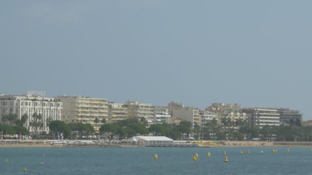 ビーチ沿いのホテル マルティネスやその他の建物 — ストック動画