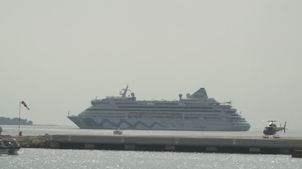 Wasserbus Fährt Hubschrauberlandeplatz Cannes Vorbei — Stockvideo