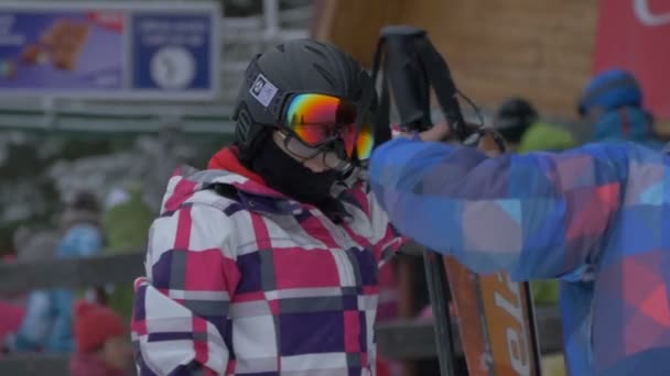 Skifahrer Mit Bunten Jacken — Stockvideo