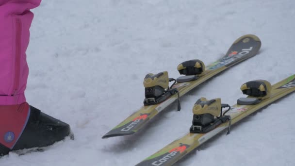 Benen Met Laarzen Bij Een Paar Ski — Stockvideo