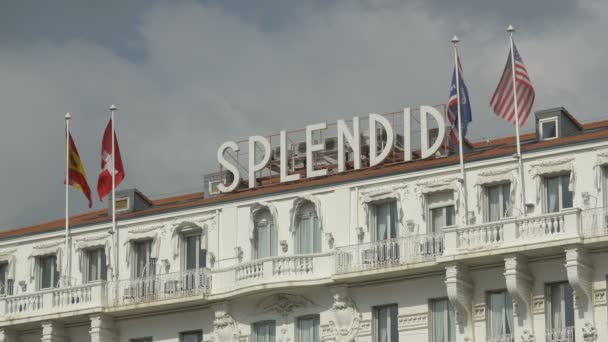 Hotel Splendid Zeichen Und Schwenken Fahnen — Stockvideo