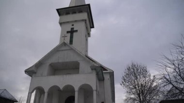Oncesti 'deki bir kilisenin düşük açılı görüntüsü 