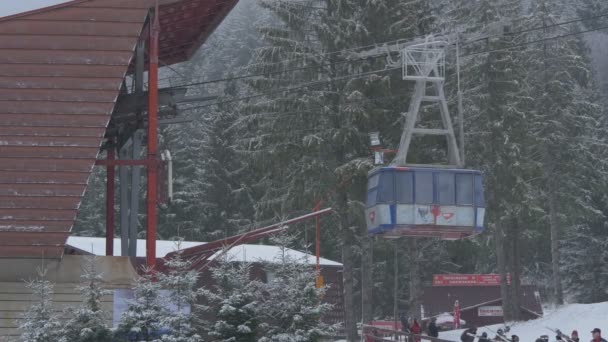 Gondola Arriving Ski Resort — Stock Video