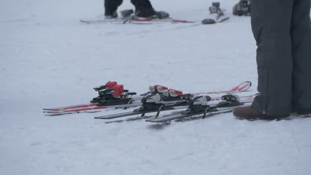 Une Personne Avec Des Chaussures Décontractées Essayant Mettre Des Skis — Video