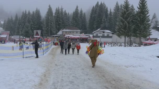 Maskottchen Und Spaziergänger Einem Skigebiet — Stockvideo