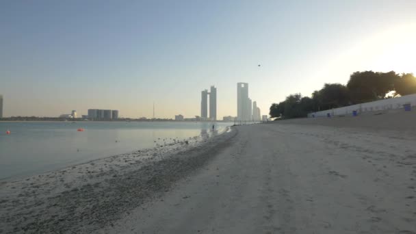 Wieżowce Abu Dhabi Widziane Breakwater Beach — Wideo stockowe